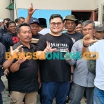 Calon Bupati Kediri nomor urut 2, Hanindhito Himawan Pramana, saat bersama warga. Foto: MUJI HARJITA/BANGSAONLINE