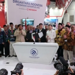 Penandatanganan pembelian pesawat N219 sebanyak 11 unit itu dilakukan disela-sela penyelenggaraan Indodefence 2020 di JIExpo Kemayoran (2-5 November 2022) yang diikuti 55 negara, Kamis (3/10/2022). Foto; bangsaonline.com.