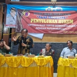 Direktur YLBH FT Andi Fajar Yulianto (tiga dari kiri) saat penyuluhan hukum di Desa Padeg. Foto: Ist.