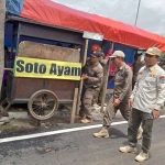 
Tim Gabungan melakukan pembongkaran kios atau warung di Jalan Sultan Agung, Kota Batu 