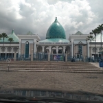 Masjid Nasional Al-Akbar Kota Surabaya tampak lengang hari ini, Jumat (17/4/2020). Biasanya parkir mobil meluber sampai di luar pagar masjid. foto: MA/ BANGSAONLINE.COM
