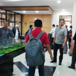 Tim penyidik KPK menggeledah sejumlah ruangan di kantor Pemkot Pasuruan.
