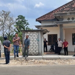 Penyidik Satreskrim Polres Tuban dan BPN saat meninjau lokasi rumah warga yang pagar rumahnya diduga dirobohkan Pemdes Mlangi untuk proyek gorong-gorong. Foto: AHMAD CHOIRUDIN/ BANGSAONLINE