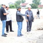 Ketua Komisi II DPRD Gresik Wongso Negoro saat sidak pembangunan sentra IKM di Desa Hulaan Menganti.