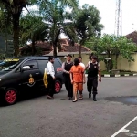 Lurah Garum ketika ditangkap Polres Blitar dalam OTT di rumahnya. foto: Akina Nur Alana/ bangsaonline.com 
