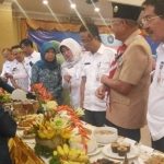 Wakil Bupati Sudjarno meninjau salah satu peserta lomba LCM B2SA.