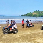 Wisatawan saat mengunjungi salah satu pantai di Tulungagung.