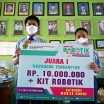 Alfareza Firdausy dan Bintang Gema, Tim Robotik MTsN 2 Kota Kediri yang berhasil menggondol juara kompetisi robotik tingkat nasional. foto: ist.