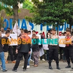 Puluhan aktivis saat menggelar demo di kantor Disdik Kota Kediri. Foto: MUJI HARJITA/BANGSAONLINE