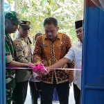 Ketua Yayasan Laili Izzatul Faiqoh, H. Subaidi, saat meresmikan SPPG di Kecamatan Kwanyar ditandai dengan pengguntingan pita.