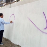 Kepala Disbudparpora Kota Kediri Nur Muhyar saat mencoret dinding sebagai tanda awal dimulainya kesenian mural. Foto: ARIF K/BANGSAONLINE
