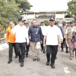 Pj Gubernur Jatim saat bersama Menko PMK ketika meninjau Pelabuhan Jangkar Situbondo.