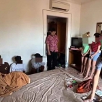 Penggerebekan yang dilakukan petugas dari Unit PPA Satreskrim Polrestabes Surabaya bersama Polsek Tegalsari.