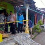 Rumah tempat korban meninggal dunia dipasang garis polisi. foto: AAN AMRULLOH/ BANGSAONLINE