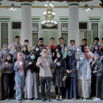 Bupati Pamekasan, Baddrut Tamam, bersama 38 calon mahasiswa yang akan mengikuti tes masuk Fakultas Kedokteran di Universitas Airlangga Surabaya.