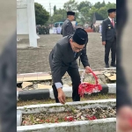 Ketua PN Bangkalan, Arie Andhika Adikresna, saat tabur bunga di Makam Pahlawan.
