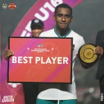 Iqbal Gwijangge menerima penghargaan Pemain terbaik pada ajang AFF U-16 Boys Championship 2022. 