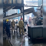 Petugas Damkar Gresik berjibaku memadamkan kobaran api yang membakar mesin blower pabrik minyak goreng PT Batara Elok Semesta Terpadu. Foto: Ist.