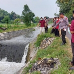 Petugas saat melakukan olah TKP di Sungai Dusun Semanding, tempat korban AB ditemukan tenggelam. Foto: Ist.