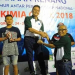 Direktur Teknik & Pengembangan (Dirtekbang) PT Petrokimia Gresik Arif Fauzan menyerahkan piala kepada pemenang. foto: syuhud/ bangsaonline. 