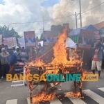Ratusan massa demonstran saat menggelar aksi bakar keranda di Jrengik mendesak Pilkades serentak di Sampang segera digelar. Foto: MUTAMMIM/ BANGSAONLINE