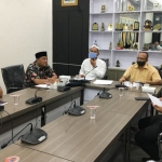 Pimpinan DPRD Gresik saat menggelar rapat pimpinan bersama Bappeda membahas data penerima BLT JPS dampak Covid-19, kemarin (13/5). foto: SYUHUD/ BANGSAONLINE