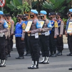 Inilah foto 12 polisi yang dipecat di Polrestabes Surabaya, Senin (14/2/2022). Foto: Nanang Fachrurozi/bangsaonline.com