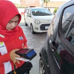 Petugas SPBU Sumobito saat memindai QR Code subsidi tepat sasaran milik konsumen