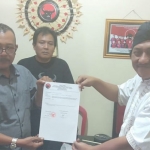 M. Sukoiri ketika mengembalikan berkas pendaftaran cabup di kantor DPC PDIP. 