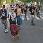 Aksi komunitas Skateboard Jombang saat parade. (foto; rony suhartomo/BANGSAONLINE)