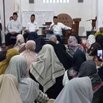 Prof. Dr. KH. Asep Syaifuddin Chalim, M.A. saat memimpin istighatsah dan doa bersama di Masjid Universitas KH Abdul Chalim Pacet Mojokerto, Sabtu (22/3/2025). Foto: ARIS/ BANGSAONLINE