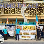 Agus Suparjo (nomor 2 dari kanan) bersama kawan-kawan saat berada di depan tenda. Foto: MUJI HARJITA/BANGSAONLINE


