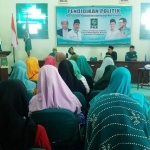 Sekretaris DPC PKB Bangkalan Ir Abd Ropik saat menyampaikan sambutan dalam pendidikan politik bagi kader muda perempuan.