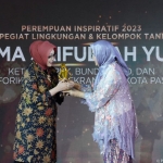 Bunda PAUD Kota Pasuruan Hj. Fatma Saifullah Yusuf saat menerima anugerah Penghargaan Perempuan Inspiratif 2023 Pegiat Lingkungan dan Kelompok Tani.