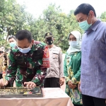  Komandan Kodim 0809 Letkol Kav. Dwi Agung Sutrisno saat menandatangani prasasti, disaksikan oleh Wali Kota Kediri Abdullah Abu Bakar. (foto: ist)
