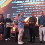 Kepala Diskominfo Kabupaten Mojokerto, Ardi Sepdianto, saat menerima penghargaan.