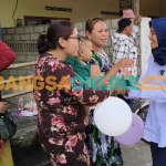 Calon Wali Kota Kediri nomor urut 2, Ferry Silviana Feronica atau yang akrab disapa Bunda Fey, saat menyapa dan menyalami warga. Foto: MUJI HARJITA/BANGSAONLINE