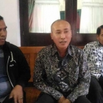 Pjs. Wali Kota Malang Wahid Wahyudi, didampingi Sekkota Malang Wasto, dan Ketua DPRD saat memberikan keterangan di serambi depan rumah dinas Wali Kota. foto: Iwan/ BANGSAONLINE