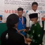 Dimas Ovi Firmansyah, Siswa Kelas 5 SDN 1 Bulusari mendapatkan medali perak dalam kejuaraan karate tingkat kabupaten.