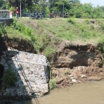 Kondisi bangunan dinding sayap fondasi jembatan yang runtuh. (foto: AAN AMRULLOH/ BANGSAONLINE)