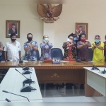 Pimpinan dewan berfoto bersama dengan nasabah, lawyer, staf Diskumdag, Dekopinda, dan staf Satpol PP usai hearing di kantor dewan, Rabu (6/5) kemarin.