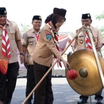 Wali Kota Kediri ketika memukul gong sebagai tanda pembukaan Pesta Pramuka Siaga Kwarran Mojoroto 2026. Foto: Ist