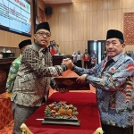 Wakil Bupati Sumenep KH. Imam Hasyim saat menyampaikan nota Perubahan APBD 2025 dalam sidang paripurna.