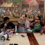 Tim Hukum dari Dewanti-Masrifah saat menggelar jumpa pers. foto: tuhu priyono/ BANGSAONLINE