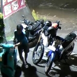 Tangkapan layar CCTV saat pelaku menggasak motor korban