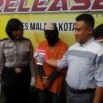 DAS (orange), saat dirilis perkaranya oleh pihak Reskrim Polres Malang Kota, akibat mencuri hp seorang purel, Rabu (21/02). Foto: IWAN I/BANGSAWAN