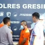Kapolres Gresik, AKBP Rovan Richard Mahenu saat rilis tersangka. FOTO: ist.
