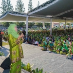 Ketua Umum PP Muslimat NU, Khofifah Indar Parawansa, saat memberi sambutan di Tulungagung.