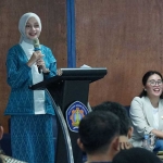 Wali Kota Kediri Vinanda Prameswati saat menyampaikan paparan bersama Kepala OJK Kediri Ismirani Saputri. Foto: Ist. 