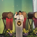 Menko Bidang Pemberdayaan Masyarakat, Muhaimin Iskandar saat memberi sambutan di Ponpes Syaichona Cholil. Foto: SUBAIDAH/ BANGSAONLINE.com